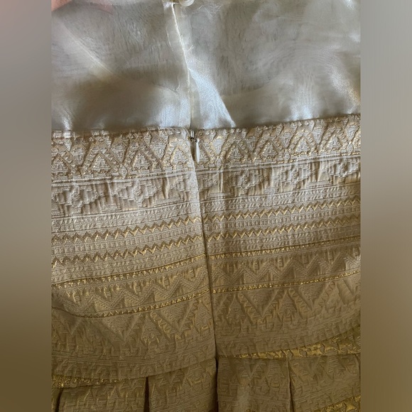 WHITE &GOLD LONG SLEEVE DRESS 🤍 - Picture 8 of 8